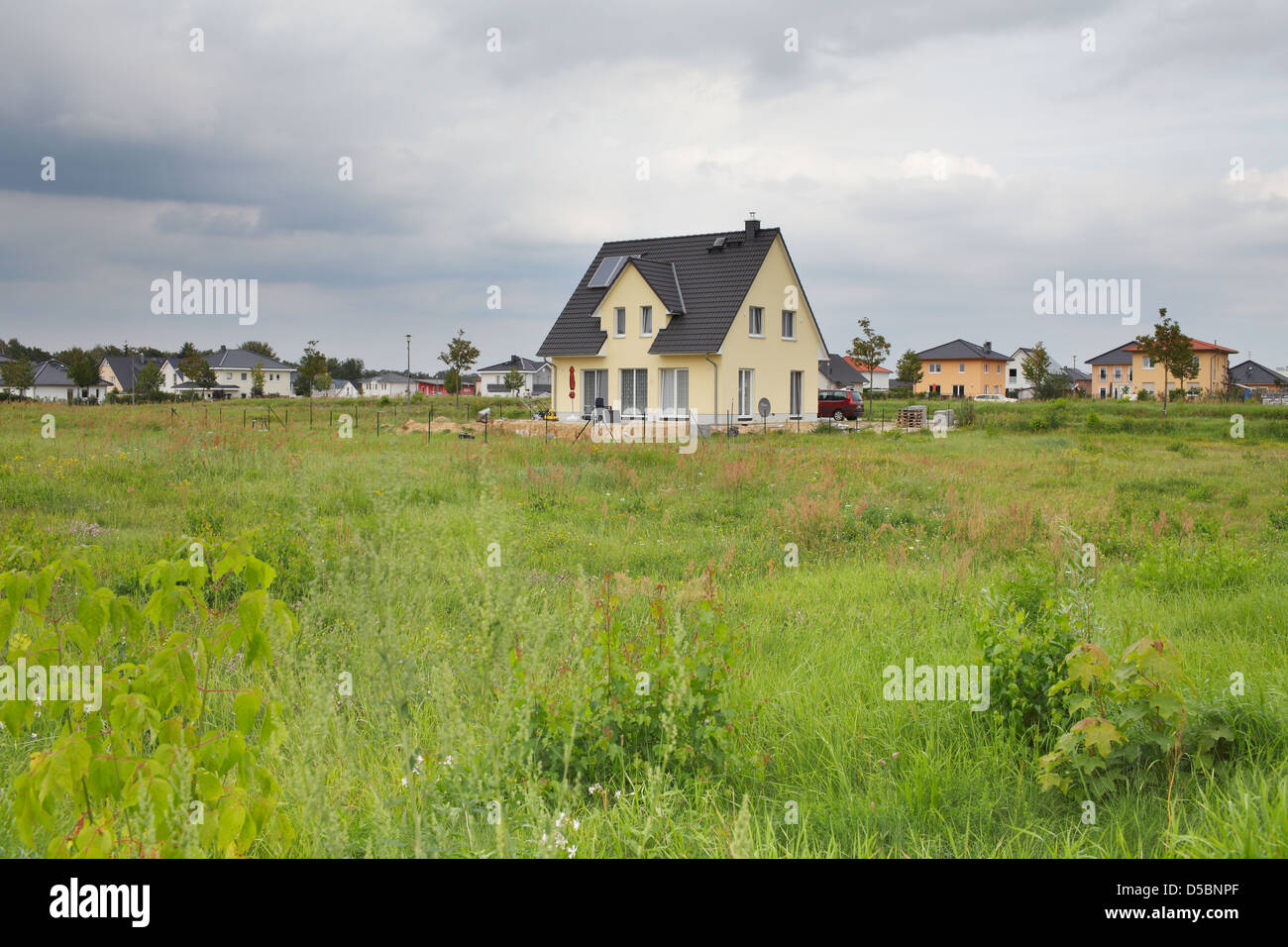 Berlino, Germania, una casa di famiglia sul prato verde nel paese Gatow Foto Stock