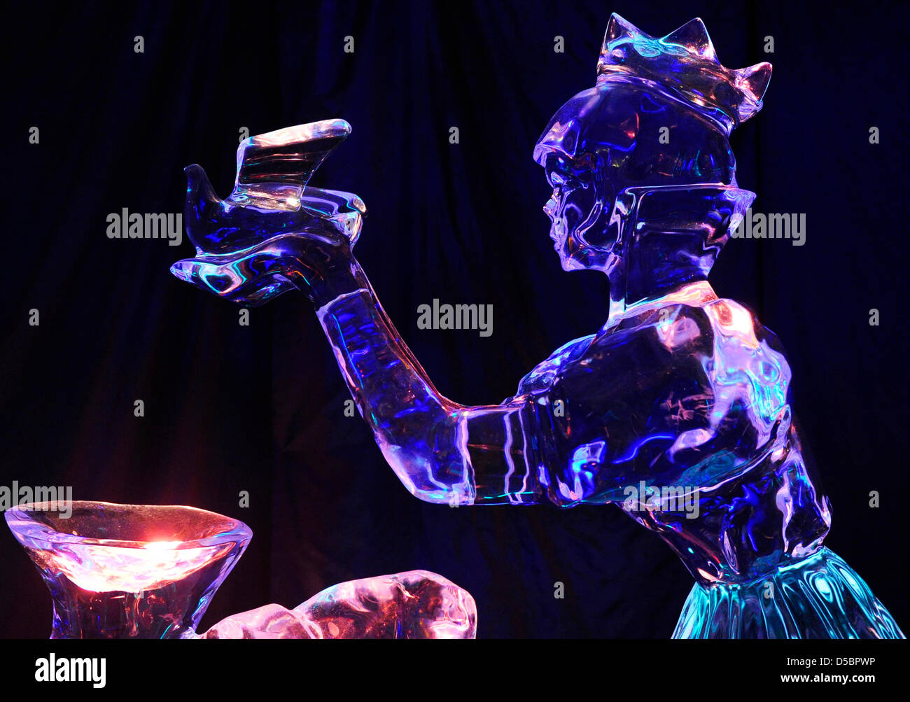 Una principessa con una colomba è illuminato con i cinesi mostra 'Ice Arte" di Berlino, Germania, 12 gennaio 2010. Le sculture di ghiaccio sono presentati in un padiglione temporaneo con gradi sotto zero fino al 19 febbraio 2010. La mostra proviene dal ghiaccio più grandi del mondo art festival di Harbin, Cina. Foto: Jens Kalaene Foto Stock