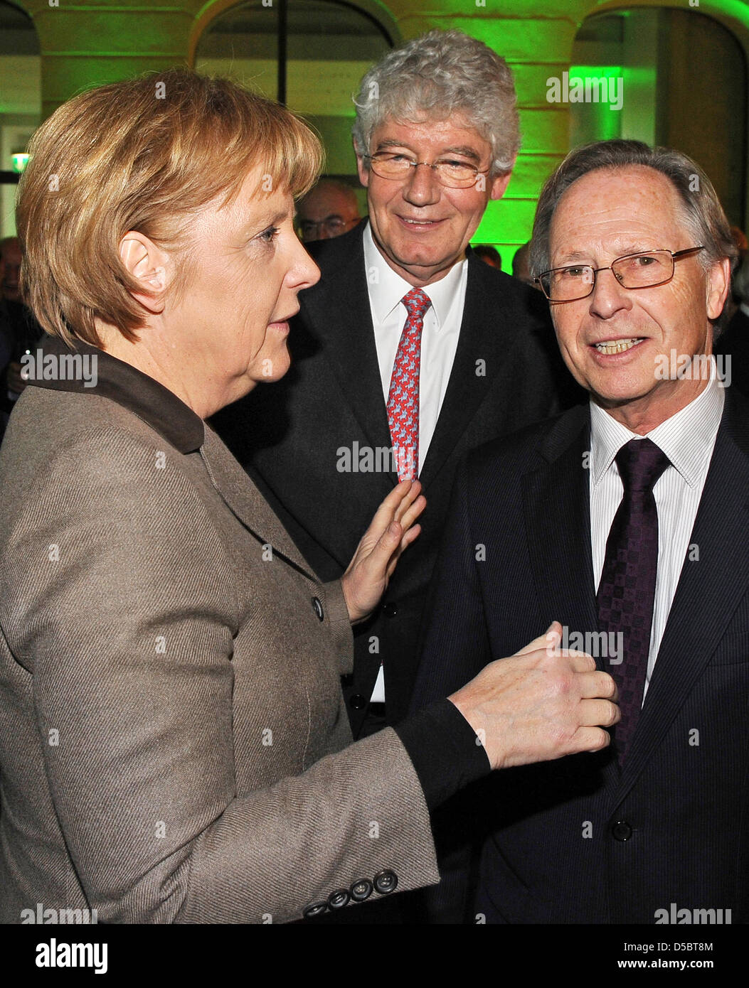 Wilm Herlyn (C), l'ex redattore senior di agenzia tedesca di stampa DPA, il Cancelliere tedesco Angela Merkel e Karlheinz Roethemeier (R), Presidente del DPA nel consiglio di vigilanza chat durante il cambiamento di ufficio reception a Berlino, Germania, 13 gennaio 2010. Numerosi politici e rappresentanti dei media sono stati invitati. Foto: Jens KALAENE Foto Stock