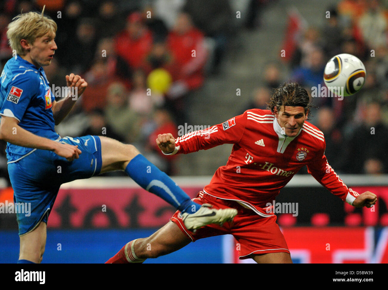 Bundesliga tedesca XVIII GIORNATA: FC Bayern Monaco vs. TSG Hoffenheim a Allianz-Arena a Monaco di Baviera, Germania, 15 gennaio 2010. Del Bayern Monaco Mario Gomez (R) tops prima Hoffenheim Andreas Beck (L). Foto: Frank Leonardt Foto Stock