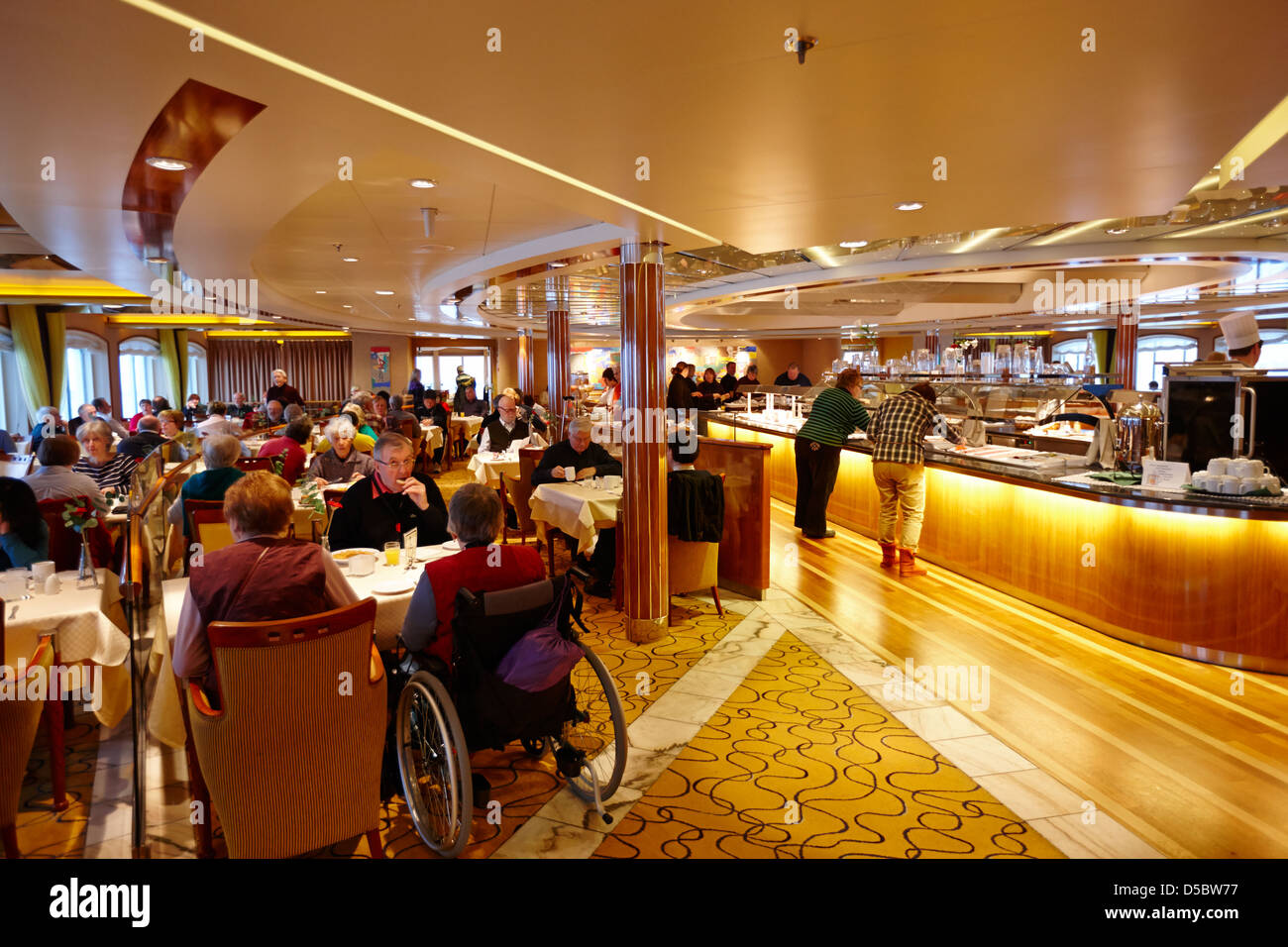 La prima colazione a buffet nel ristorante a bordo della nave da crociera Traghetti Norvegia europa Foto Stock