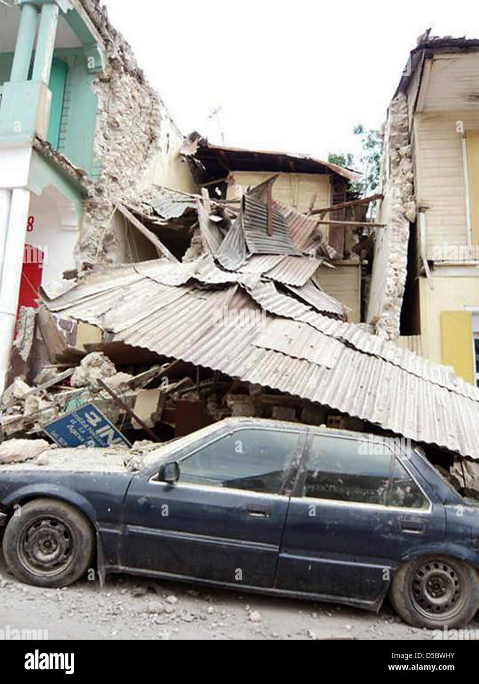 Palazzi distrutti e spostati i cittadini nel porto di Jacmel, sud di Haiti, 15 gennaio 2010. Secondo l emergenza e organizzazioni di soccorso di reporting il 16 gennaio 2010 la metà della città è stata distrutta nel recente terremoto. Un team di tedesco organizzazione di sfiato 'Diakonie Katastrophenhilfe' visitato Jacmel il 16 gennaio per la creazione di report che di 35.000 abitanti 5.000 aveva f Foto Stock