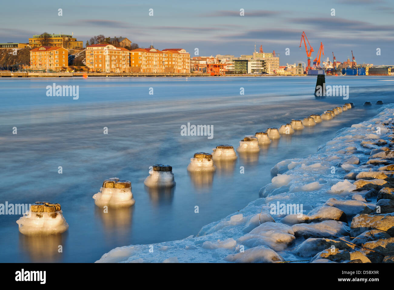 Banca di fiume e inguine di Göta River, Göteborg, Svezia, Europa Foto Stock
