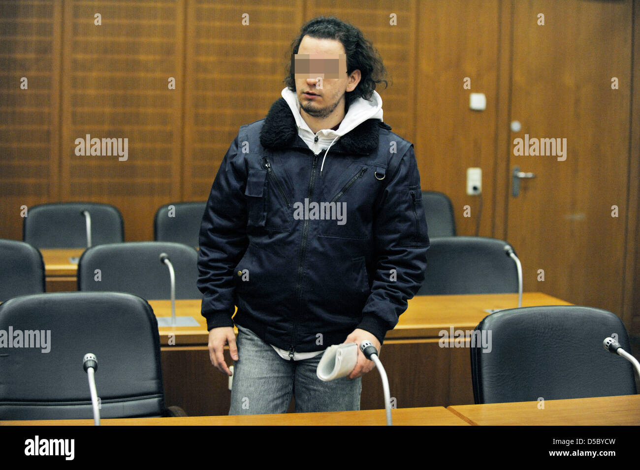 Convenuta Kadir T. raffigurato nella dock presso il tribunale regionale di Francoforte sul Meno, Germania, 20 gennaio 2010. Il 24-year-old German Turk è caricato con il supporto di un gruppo terroristico all'estero. Kadir T. avrebbe aiutato Adem Y., convenuta nel cosiddetto Sauerland, prova a sostegno dal punto di vista logistico il terrore del Gruppo Jihad islamica europea nel Afghan-Pakistanian regione di confine. Foto: BORIS RO Foto Stock