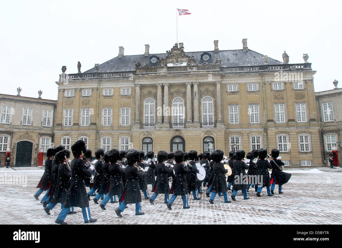 La sfilata delle Guardie davanti a Christian IX Palazzo di Amalienborg Palace a Copenhagen, in Danimarca, il 20 gennaio 2010. Esso è costituito da quattro palazzi identici con un quadrato in cente dotato di una monumentale statua equestre di Amalienborg del fondatore, il re Federico V. Christian IX Palace è la residenza della regina Margrethe di Denmarl e Henrik il Principe Consorte di Danimarca. Foto: Patrick van K Foto Stock