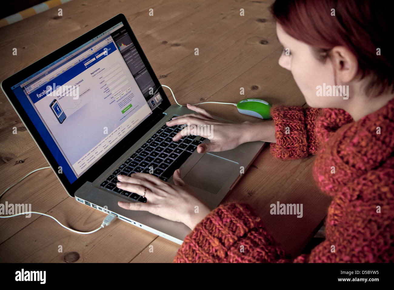 Donna con notebook Foto Stock