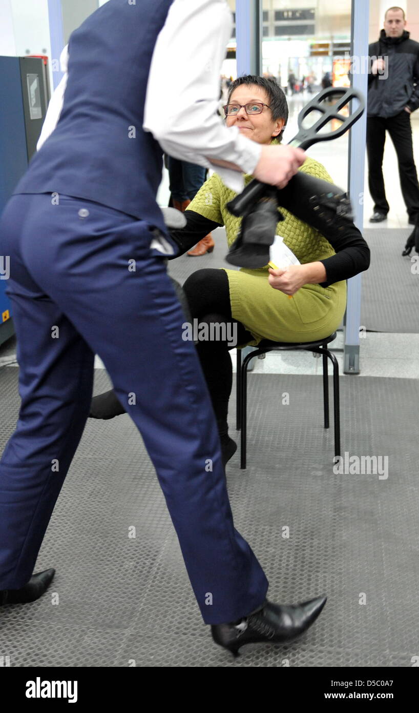Controlli di sicurezza in aeroporto dipendenti controllare i passeggeri all'aeroporto di Monaco di Baviera, Germania, 22 gennaio 2010. Il 20 gennaio 2010, il computer portatile di un uomo all'aeroporto di Monaco di Baviera aveva impostato su off allarme bomba. Durante il controllo di sicurezza, il dispositivo di controllo aveva visualizzato possibile esplosivi. Successivamente l'uomo prese il computer con lui e scomparso traceless in mezzo alla folla. Dopo questa sicurezza glitc Foto Stock