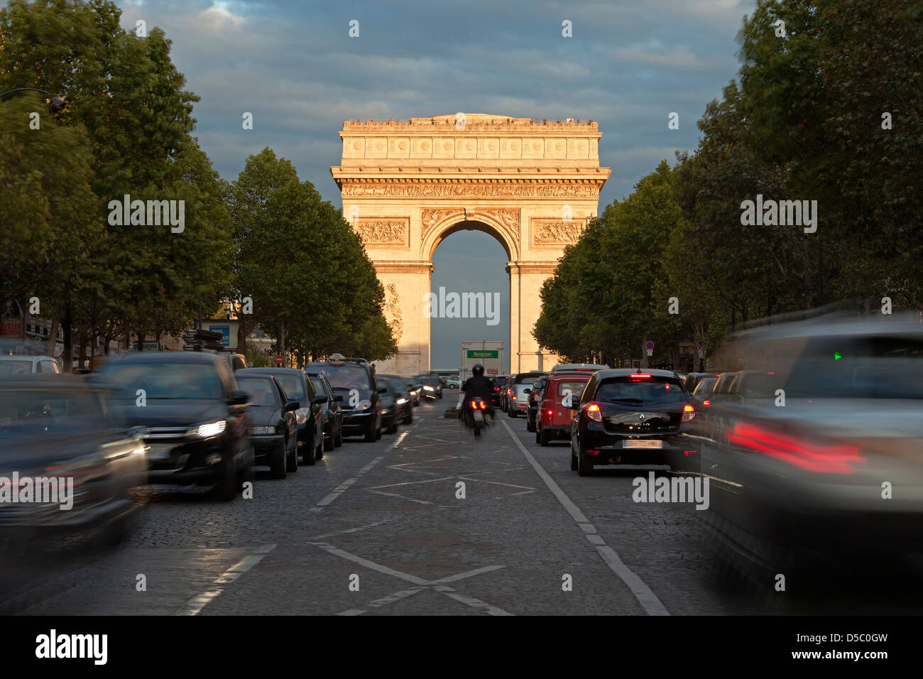 Arc de Triomphe a Parigi - Visto da Avenue de la Grande-Armée; l'Arco di Trionfo Foto Stock