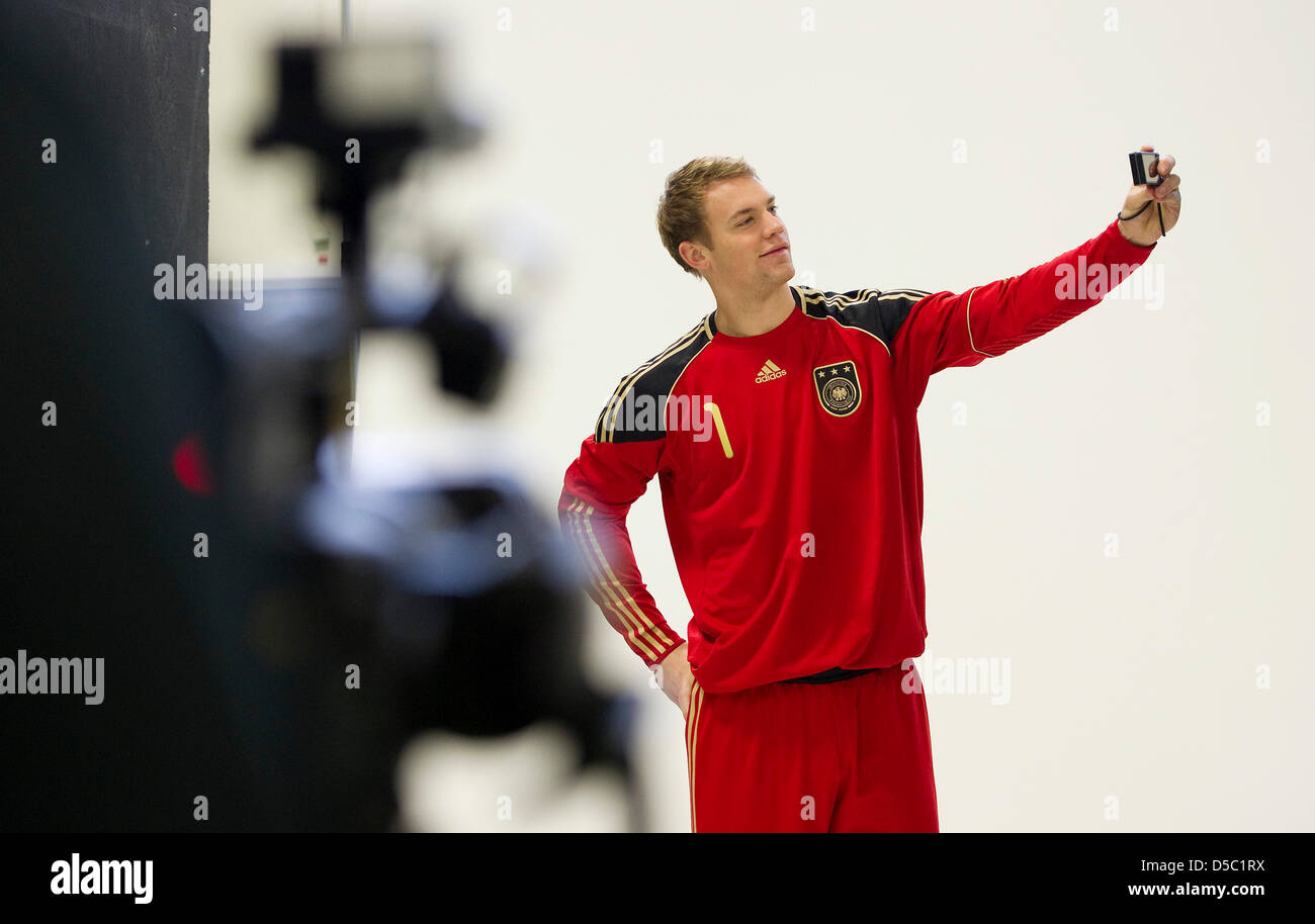 Manuel Neuer fotografiert sich waehrend eines Fotoshootings selbst. Fussball: DFB-Marketingaktionen und Sponsoraktionen der deutschen Fussball-Nationalmannschaft a Stoccarda, 15.01. 2010-- calcio/calcio: Sponsor e accordi di commercializzazione con il tedesco del Team Nazionale di Stoccarda, Gennaio 25th. 2010. POOLFOTO.Caption locale *** Poolfoto: ©GES-Sportfoto // Copyright by : Foto Stock