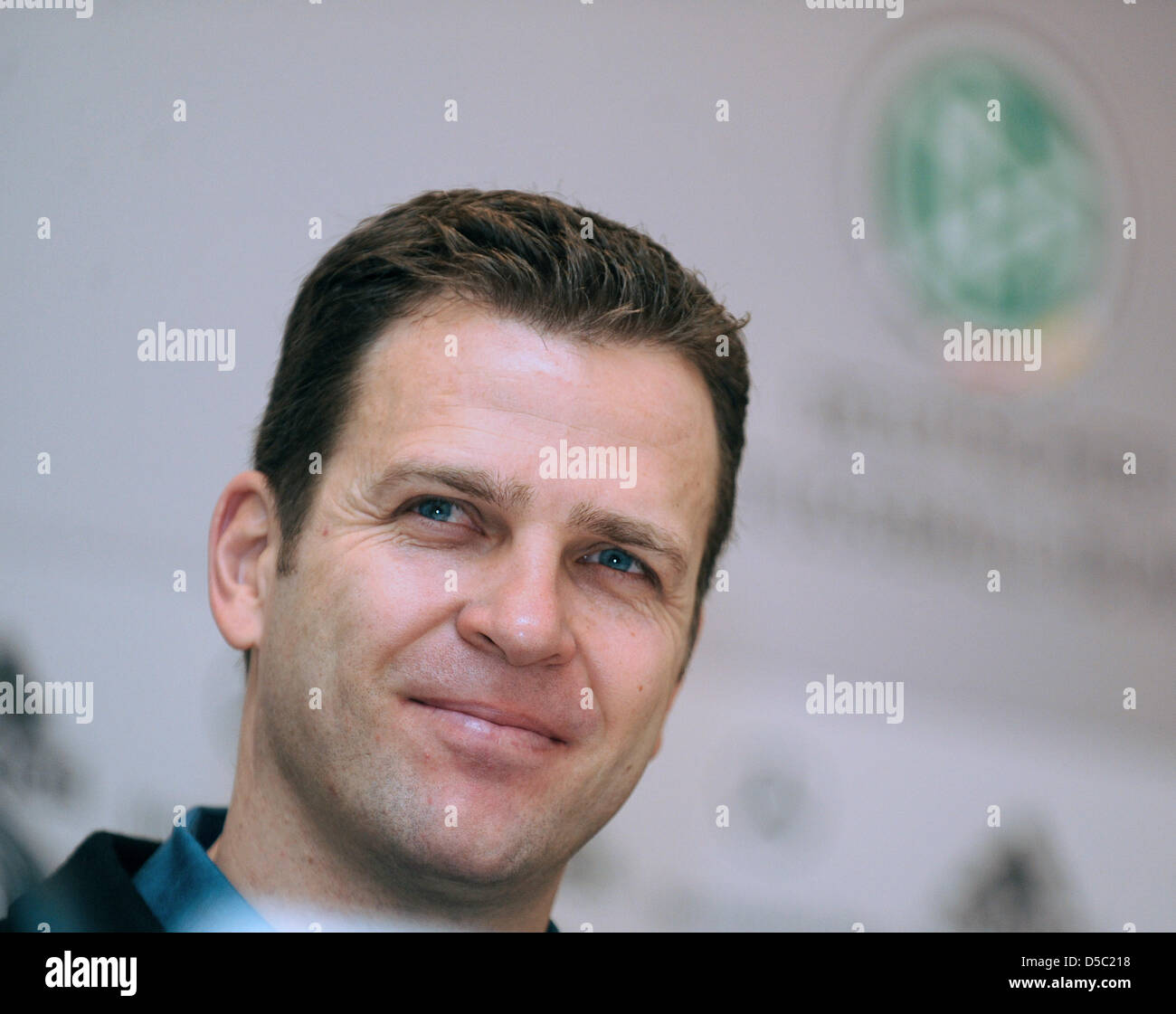 Oliver Bierhoff, team manager del team nazionale tedesco, colloqui nel corso di una conferenza stampa del calcio tedesco Associazione nei quarti del team nazionale tedesco di Stoccarda, Germania, 26 gennaio 2010. Lì i giocatori fare una due giorni di test delle prestazioni. Foto: Bernd Weissbrod Foto Stock