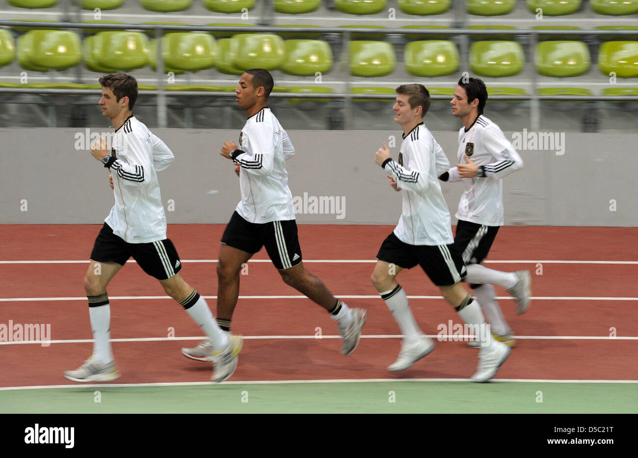 In Germania la nazionale di giocatori di squadra Thomas Mueller, Dennis Aogo, Toni Kroos e Gentner cristiana (L-R) eseguito durante il nazionale tedesco di prestazioni del team e il fitness test a Glaspalace in Sindelfingen, Germania, 26 gennaio 2010. Foto: Markus GILLIAR (ATTENZIONE: Dispensa - solo uso editoriale) Foto Stock