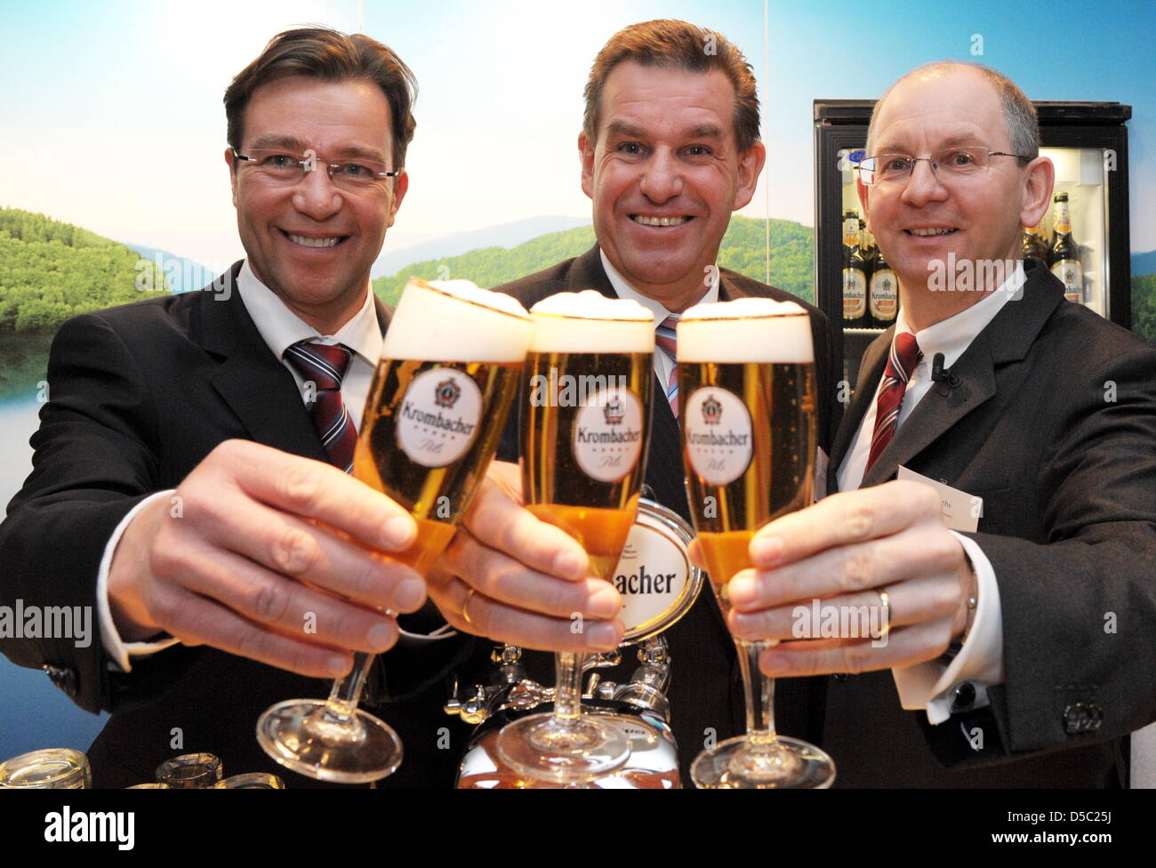 Direttore generale di Schwepps, Stephan Maubach, general manager di tecnica, Helmut Schaller e general manager del marketing Uwe Riehs (L-R) sollevare i loro bicchieri al birrificio Krombacher a Duesseldorf in Germania, 26 gennaio 2010. Birreria privata Krombacher invitati alla loro dichiarazione di posizione finanziaria conferenza stampa. Le vendite sono al livello dell'anno precedente con 642.6 millio Foto Stock