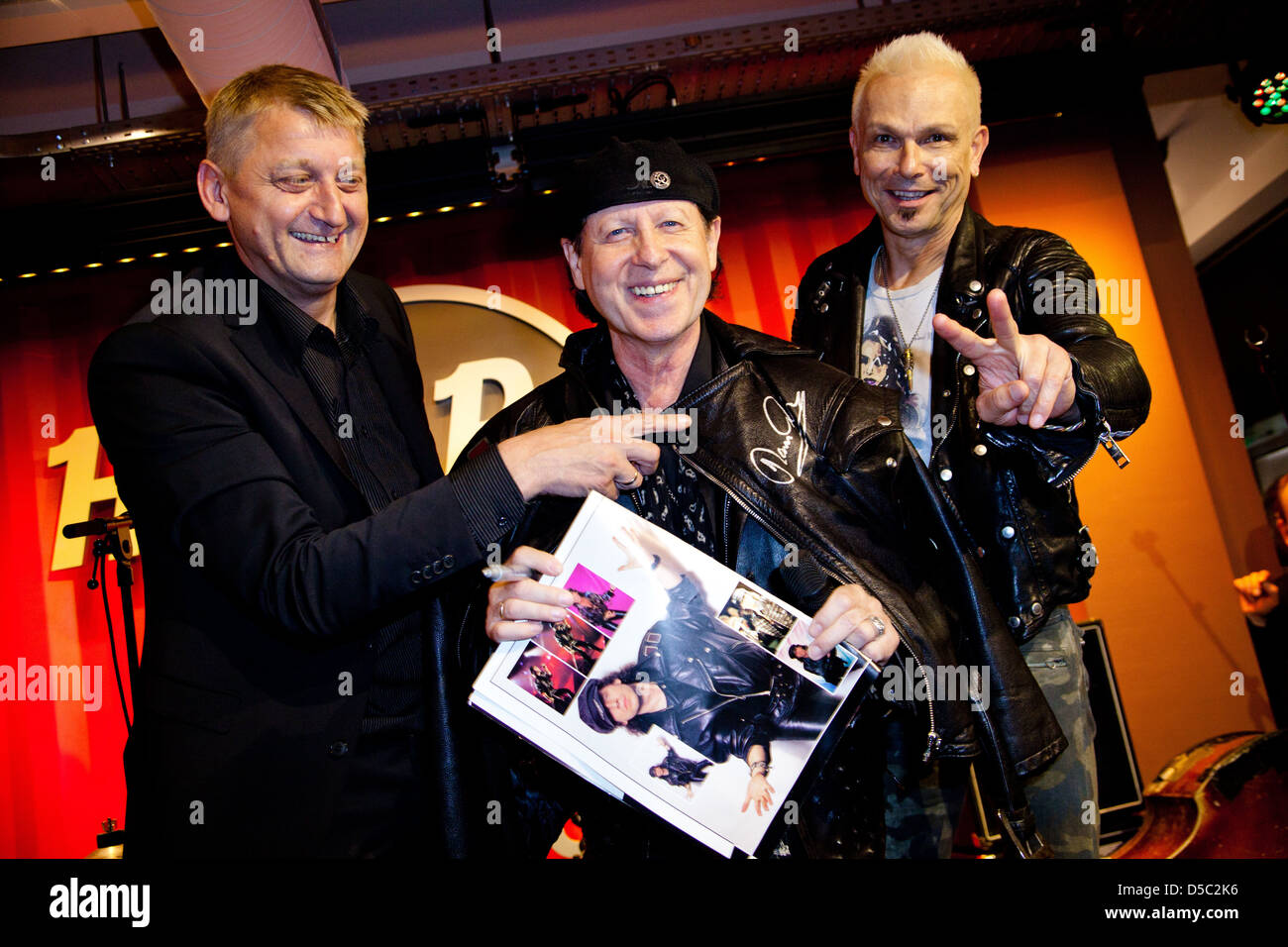 Georg Jozwiak, Klaus Meine e Rudolf Schenker della band Scorpions a grande apertura di Hard Rock Cafe a Foto Stock