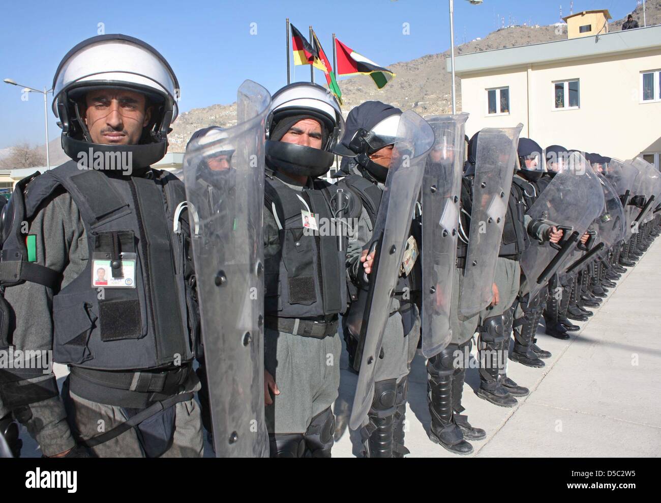 FILE - Il file immagine datata 12 gennaio 2010 mostra forze di polizia afgane durante la cerimonia di inaugurazione del nuovo edificio della polizia di Kabul, Afghanistan. Il cancelliere tedesco Merkel ha assicurato il sostegno per le truppe internazionali dopo il ritiro pianificato della Bundeswehr dall Afghanistan fino al 2014. Il numero di soldati tedeschi sarà aumentato di 850 a 5350 soldati, il de Foto Stock