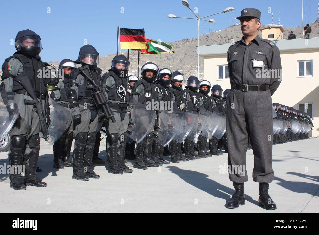 FILE - Il file immagine datata 12 gennaio 2010 mostra forze di polizia afgane durante la cerimonia di inaugurazione del nuovo edificio della polizia di Kabul, Afghanistan. Il cancelliere tedesco Merkel ha assicurato il sostegno per le truppe internazionali dopo il ritiro pianificato della Bundeswehr dall Afghanistan fino al 2014. Il numero di soldati tedeschi sarà aumentato di 850 a 5350 soldati, il de Foto Stock