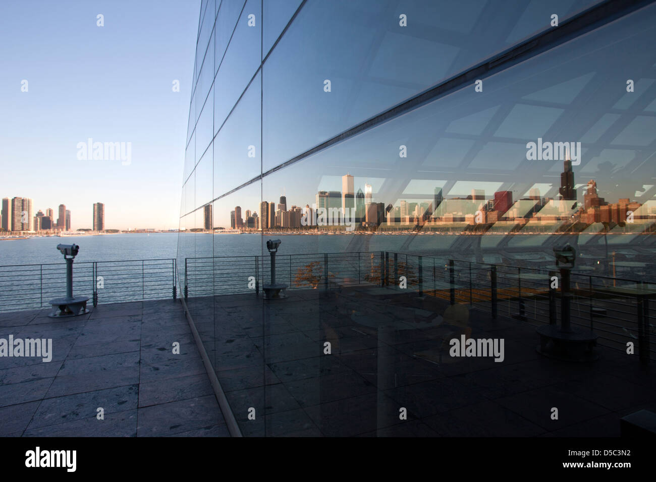 La riflessione sul lago SKYLINE ADLER PLANETARIUM DOWNTOWN CHICAGO ILLINOIS USA Foto Stock