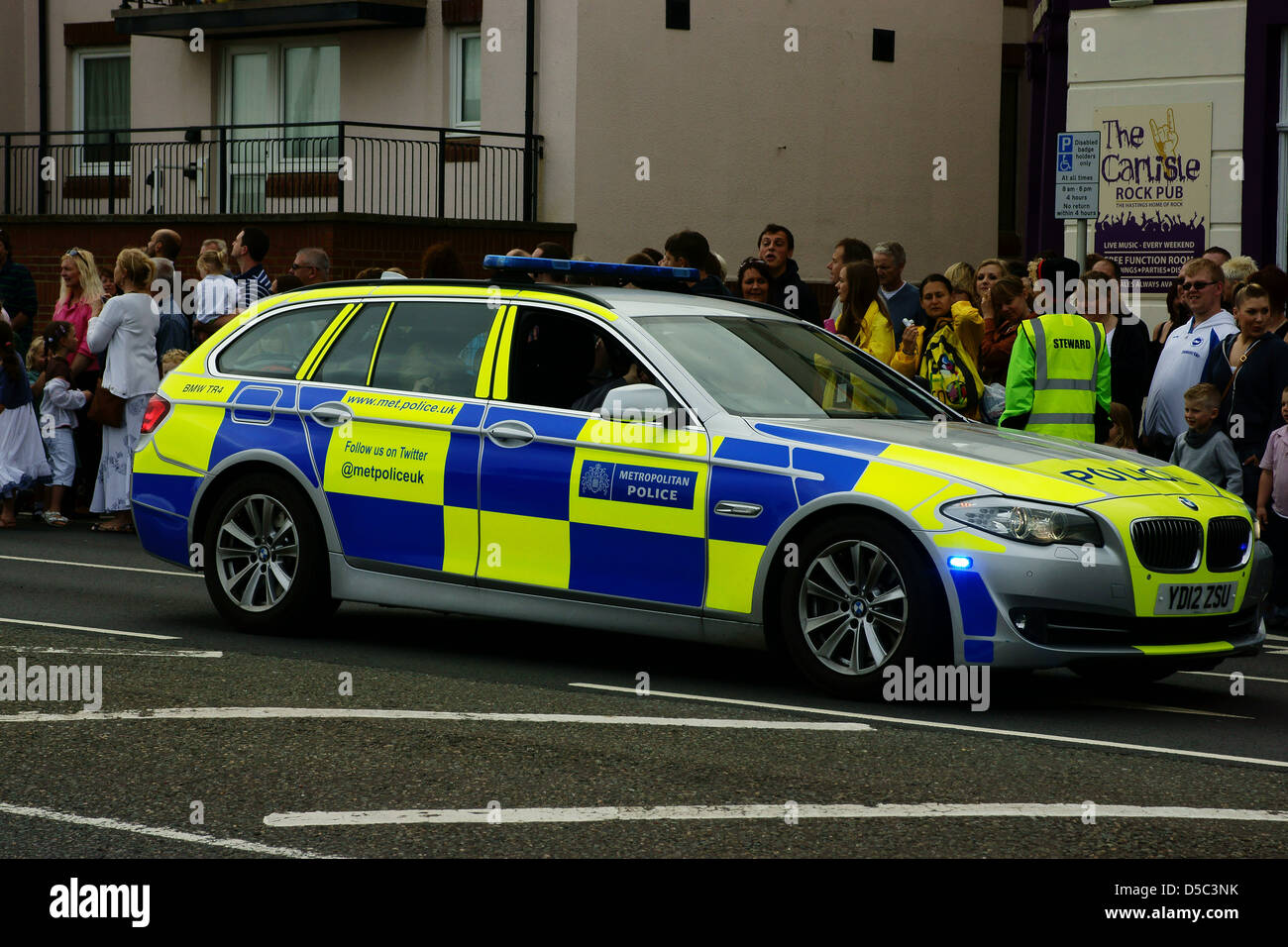 Auto della polizia britannica con luci blu lampeggiante Foto Stock