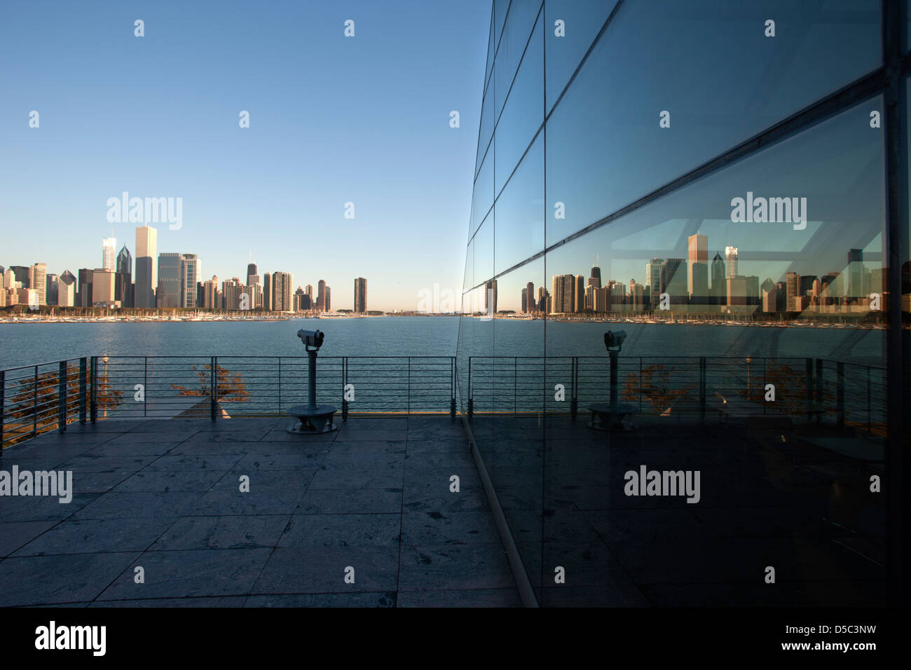 La riflessione sul lago SKYLINE ADLER PLANETARIUM DOWNTOWN CHICAGO ILLINOIS USA Foto Stock
