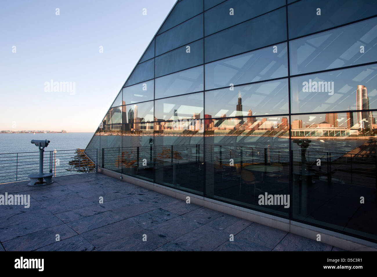 La riflessione sul lago SKYLINE ADLER PLANETARIUM DOWNTOWN CHICAGO ILLINOIS USA Foto Stock