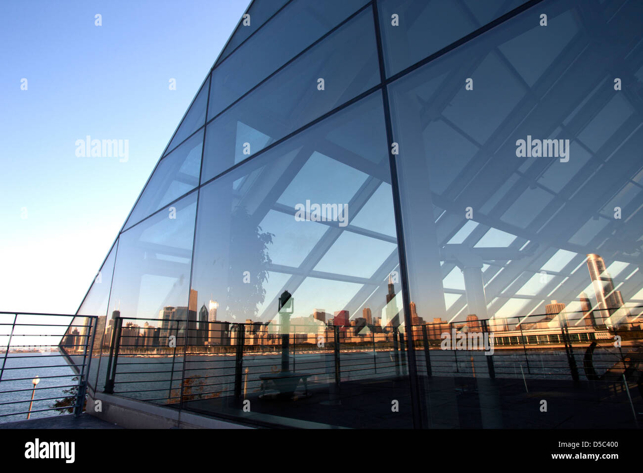 La riflessione sul lago SKYLINE ADLER PLANETARIUM DOWNTOWN CHICAGO ILLINOIS USA Foto Stock