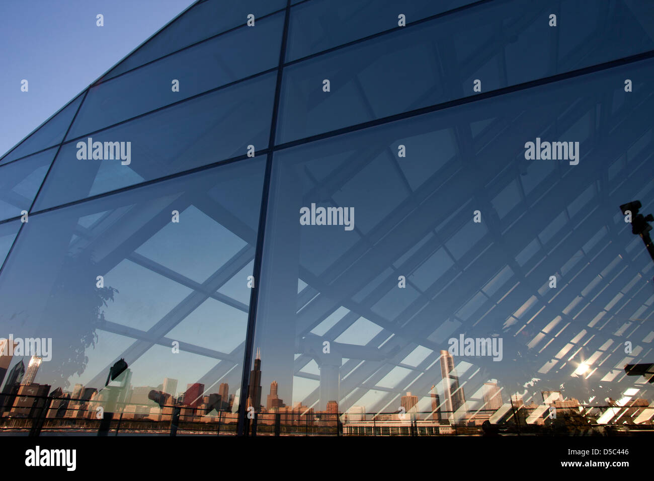 La riflessione sul lago SKYLINE ADLER PLANETARIUM DOWNTOWN CHICAGO ILLINOIS USA Foto Stock