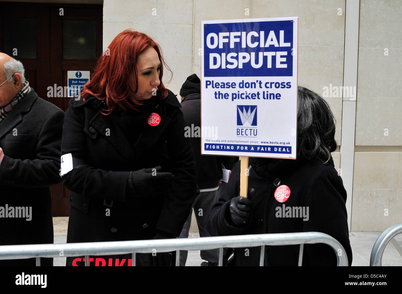 Una donna che tiene un cartello la lettura ' controversia ufficiale, si prega di non attraversare la linea di picchetto', presso la BBC, London, Regno Unito Foto Stock