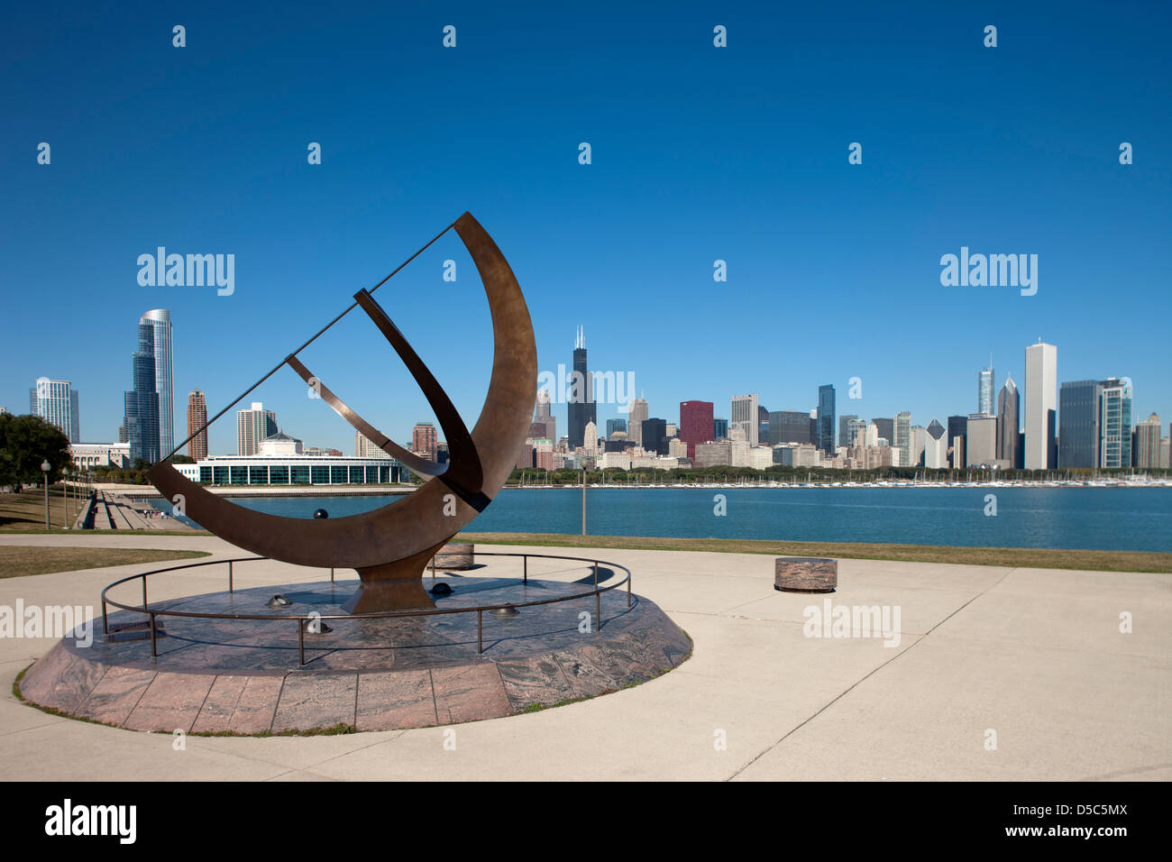 L'UOMO ENTRA NELLA SCULTURA SUNDIAL COSMOS (©HENRY MOORE 1980) ADLER PLANETARIUM DOWNTOWN CHICAGO SKYLINE ILLINOIS USA Foto Stock