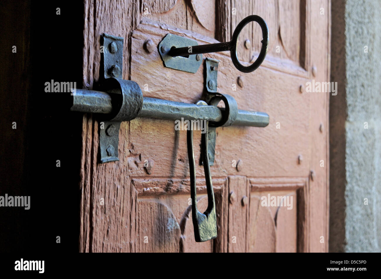Vecchia chiesa porta di legno con il suo bloccaggio usurata Foto Stock