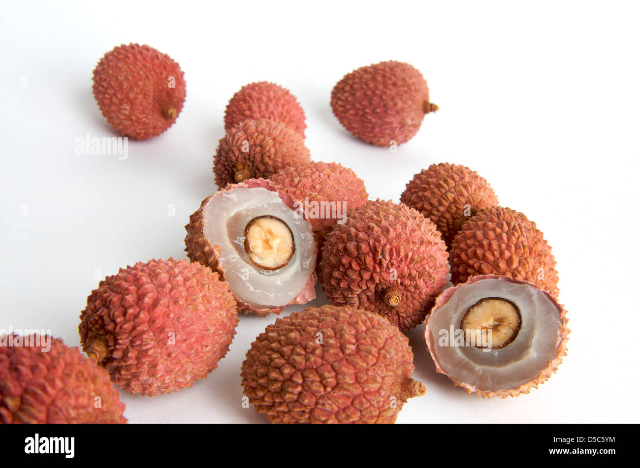 I freschi litchi sfoggiano colori vivaci e texture uniche di Litchi chinensis Foto Stock
