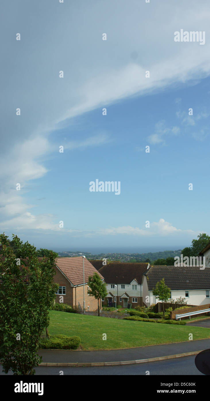 Blue sky alberi cloud house building strade station wagon Foto Stock