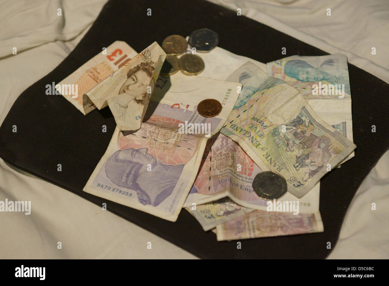 Stash di moneta inglese monete note £5 £10, £20 Foto Stock