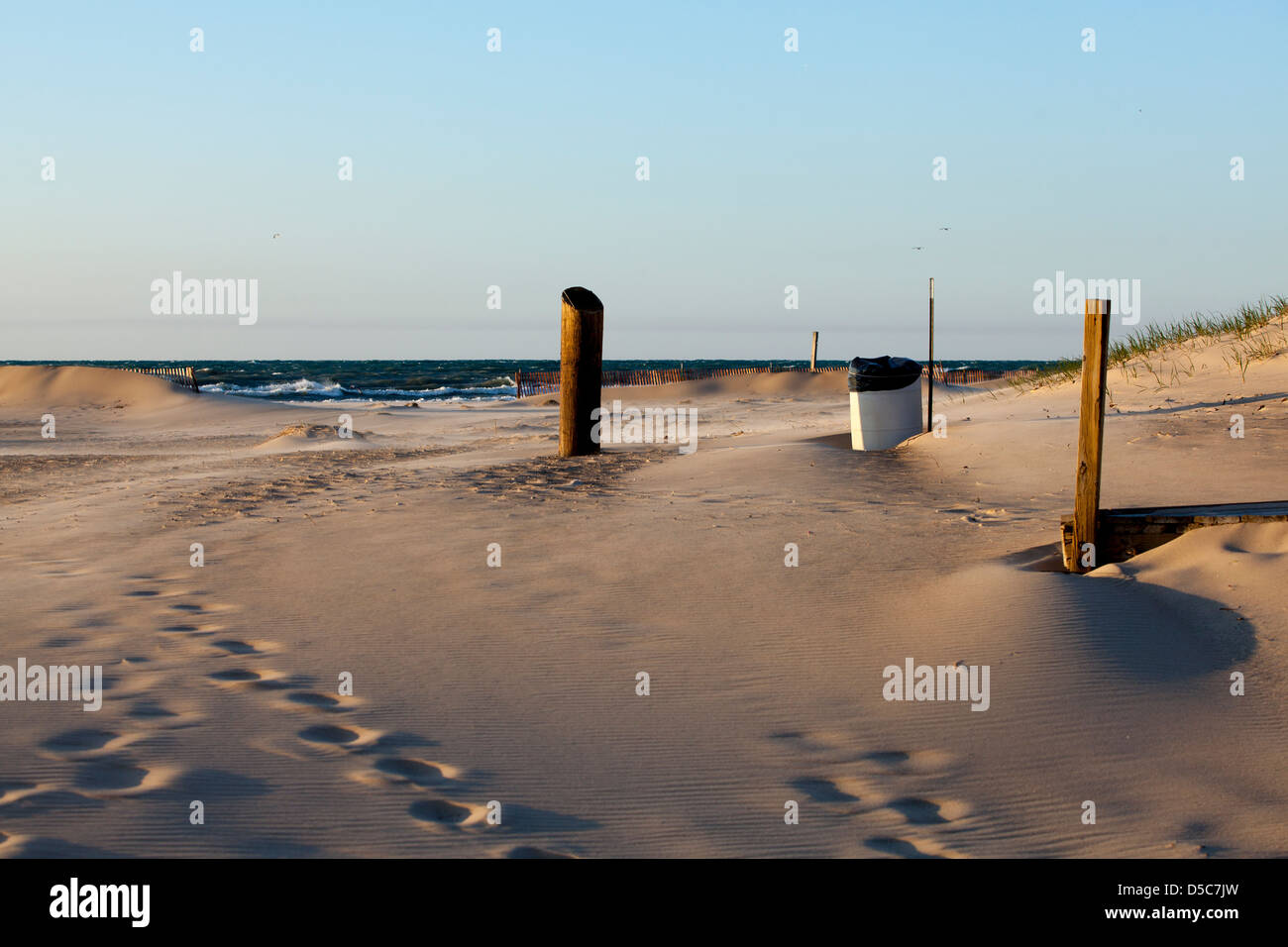 Footprints presso la spiaggia di tramonto al lago Michigan, Nuova Buffalo Beach, Stati Uniti d'America Foto Stock