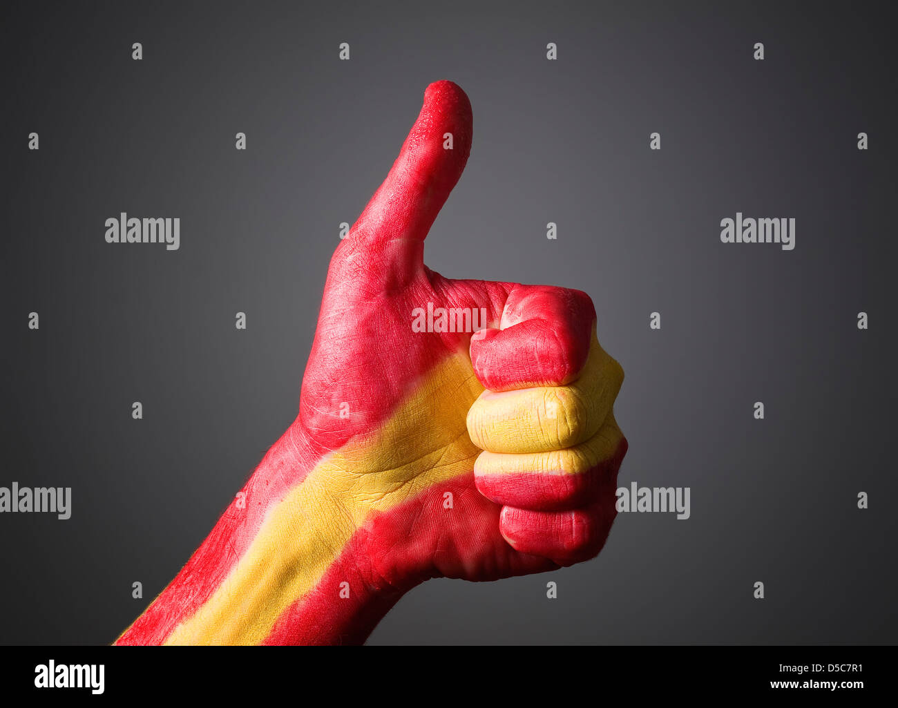 Dipinta a mano con la bandiera della Spagna e che esprimono la positività e isolato su sfondo scuro Foto Stock