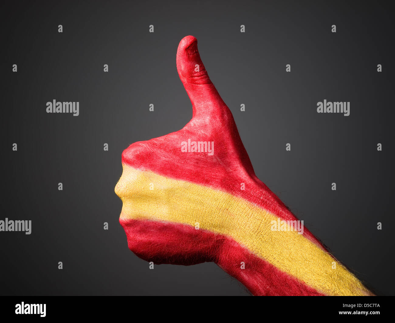 Dipinta a mano con la bandiera della Spagna e che esprimono la positività e isolato su sfondo scuro Foto Stock