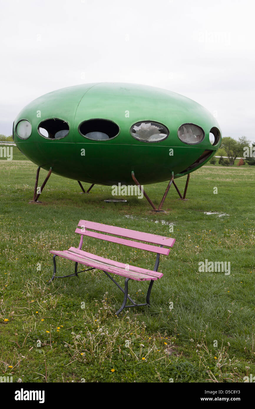 Un banco di colore rosa e verde di un UFO a Pink Elephant Antique Mall , Livingston, Illinois, Stati Uniti d'America Foto Stock