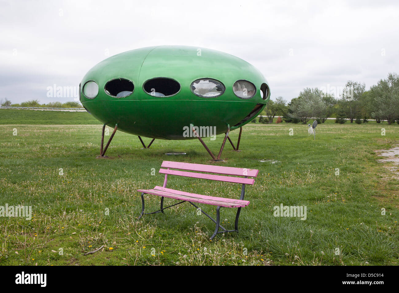 Un banco di colore rosa e verde di un UFO a Pink Elephant Antique Mall , Livingston, Illinois, Stati Uniti d'America Foto Stock