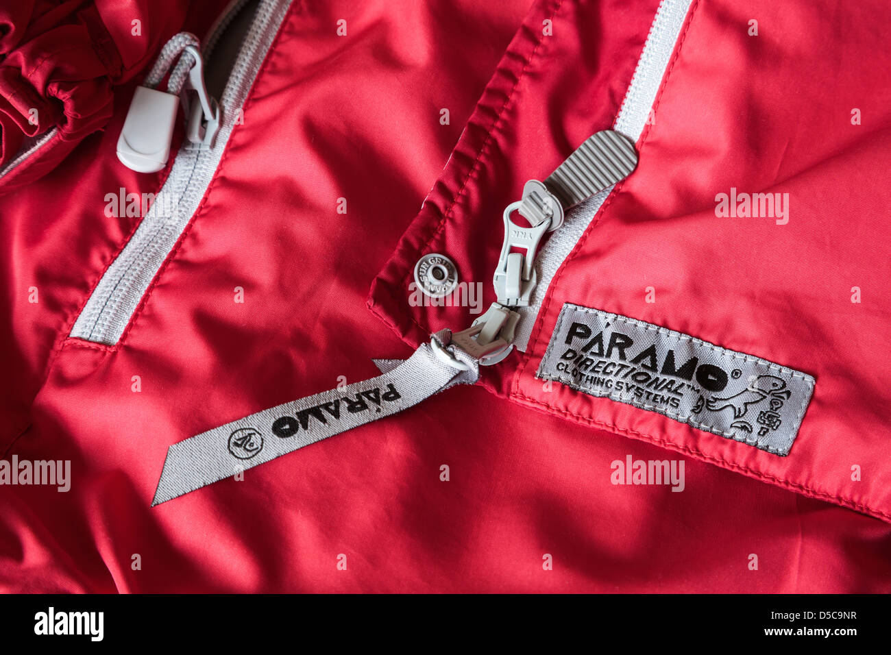 Close-up di un'analogia Nikwax Paramo direzionale etichetta di abbigliamento su un rosso Alta II giacca impermeabile. Regno Unito Foto Stock