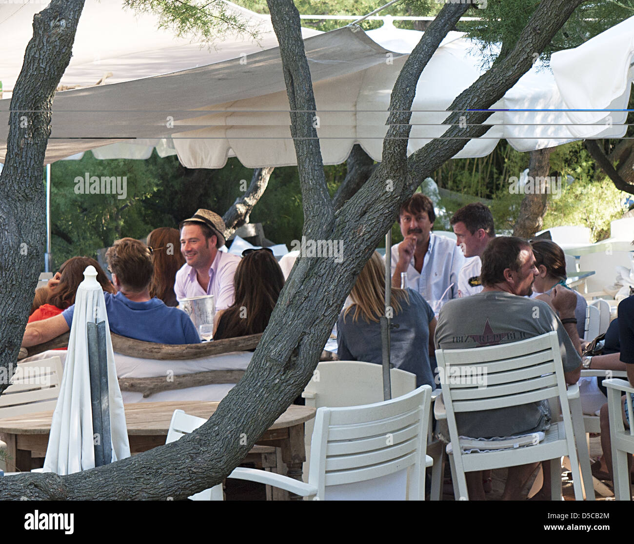 Ralf Schumacher e cantante tedesca Sasha godendo una giornata di sole al Club 55 bar. St Tropez, Francia - 10.08.11 Foto Stock