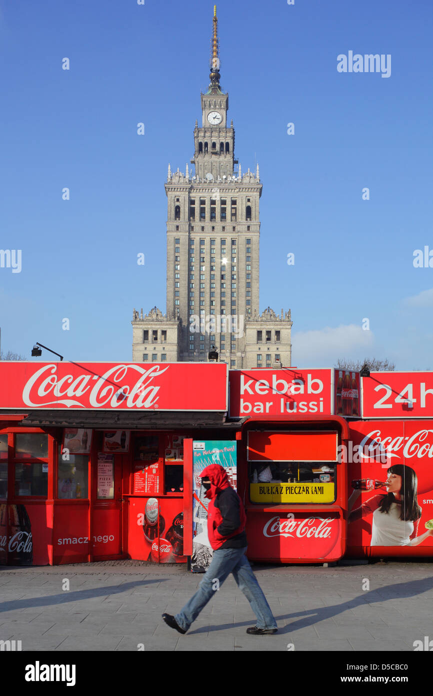 Varsavia, Polonia, pranzo con una Coca-Cola pubblicità di fronte al Palazzo della Cultura Foto Stock