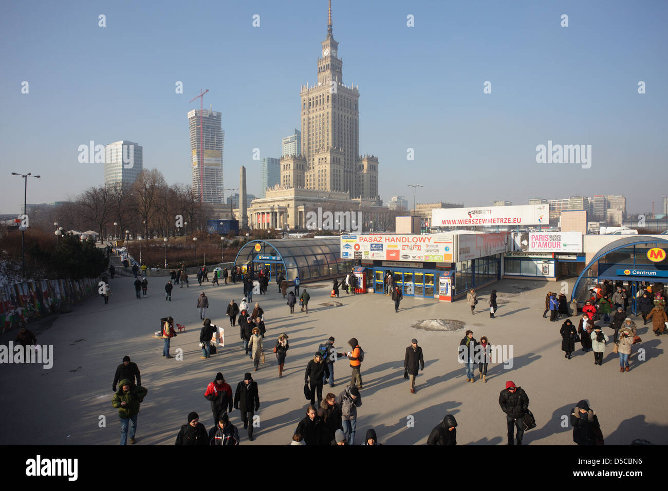 Varsavia, Polonia, presso la stazione della metropolitana di passanti CENTRUM, sullo sfondo del palazzo della cultura Foto Stock