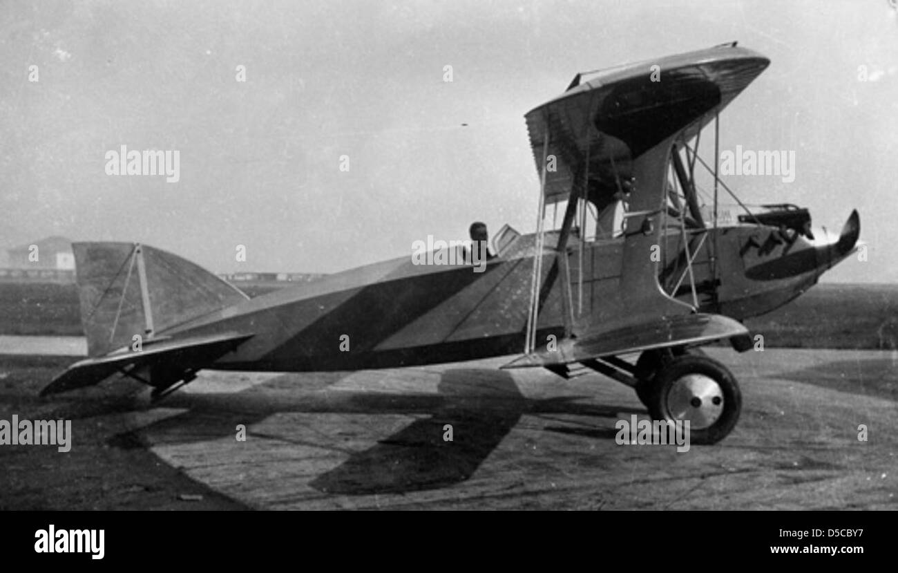 L'F/A-18 Hornet, un versatile velivolo militare multiruolo, è stato inserito nella collezione del San Diego Air and Space Museum. Questo aereo rappresenta la moderna aviazione navale ed è rinomato per la sua adattabilità nei ruoli di combattimento. Foto Stock