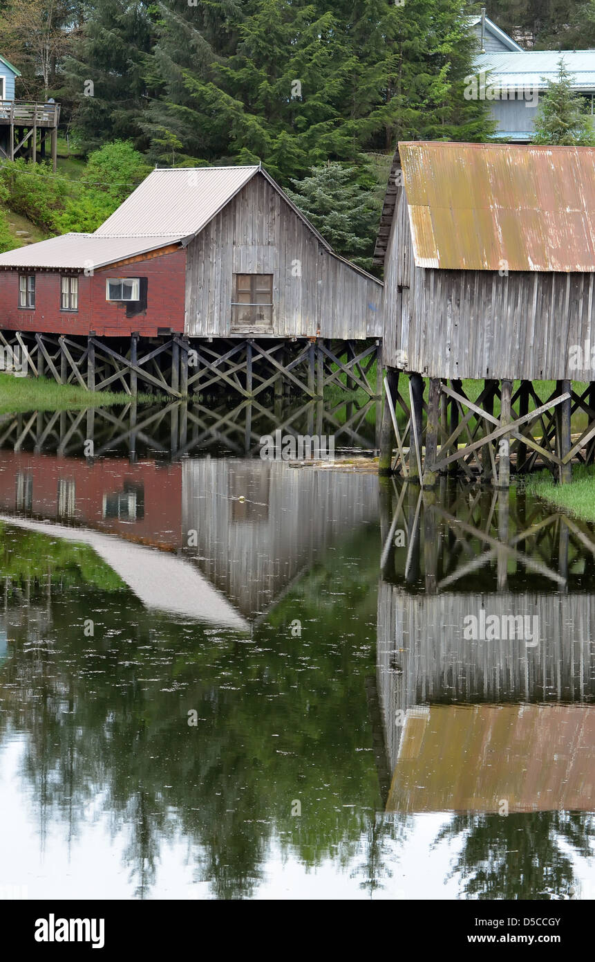 Le case si riflette in Hmmer Slough ad alta marea, Pietroburgo, Alaska. Foto Stock