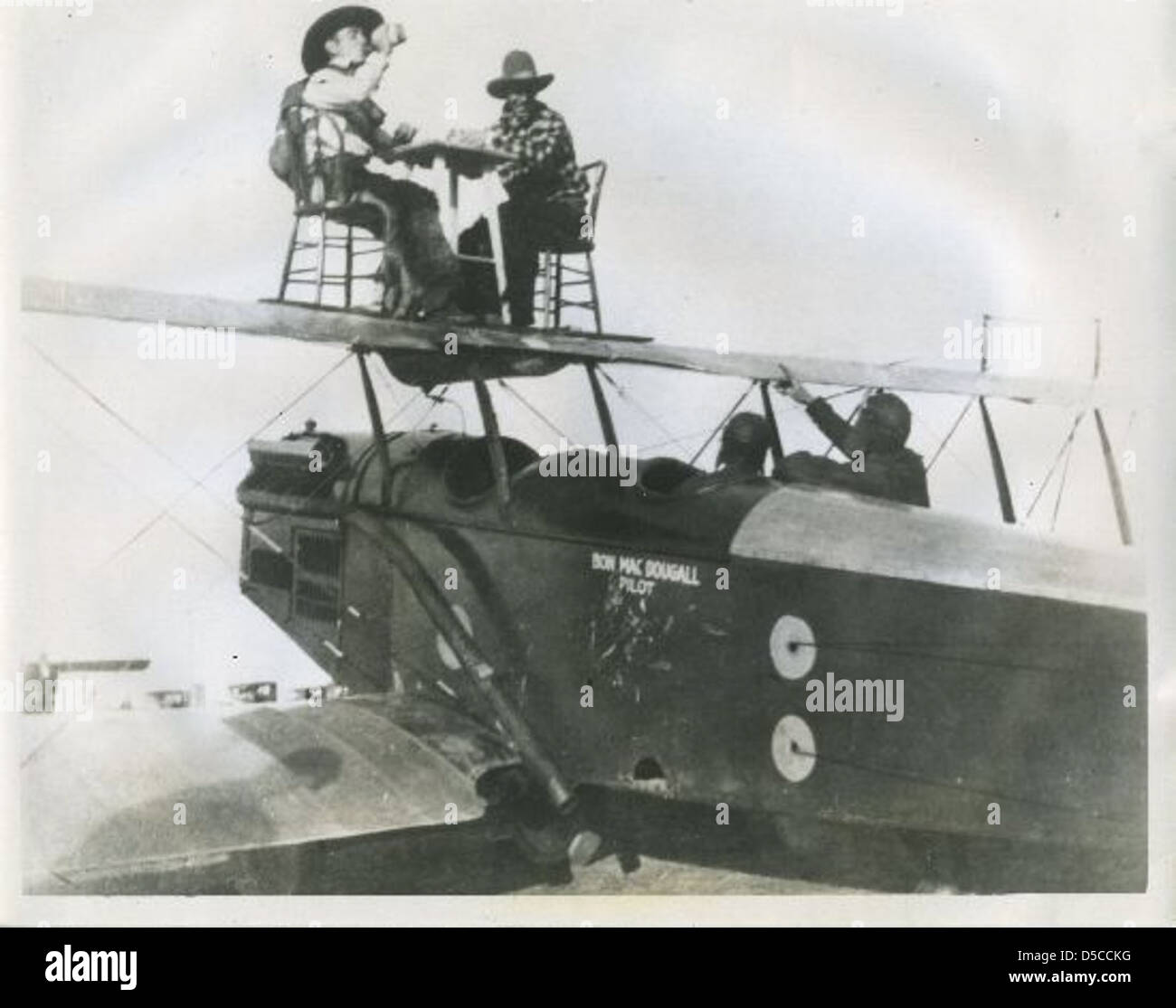 SF-27 si riferisce a un aeromobile o a un modello aeronautico identificato dal suo numero di designazione. Il contesto completo e il significato di SF-27 richiedono ulteriori dettagli per una descrizione accurata. Foto Stock