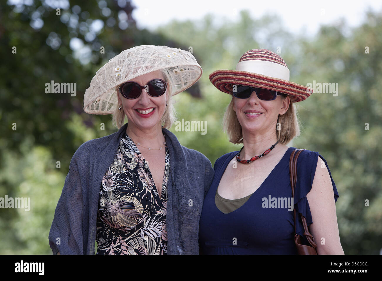 Karen Friesicke e sorella a Ascot Renntag 2011a Galopprennbahn Neue Bult. Hannover, Germania - 21.08.2011 Foto Stock