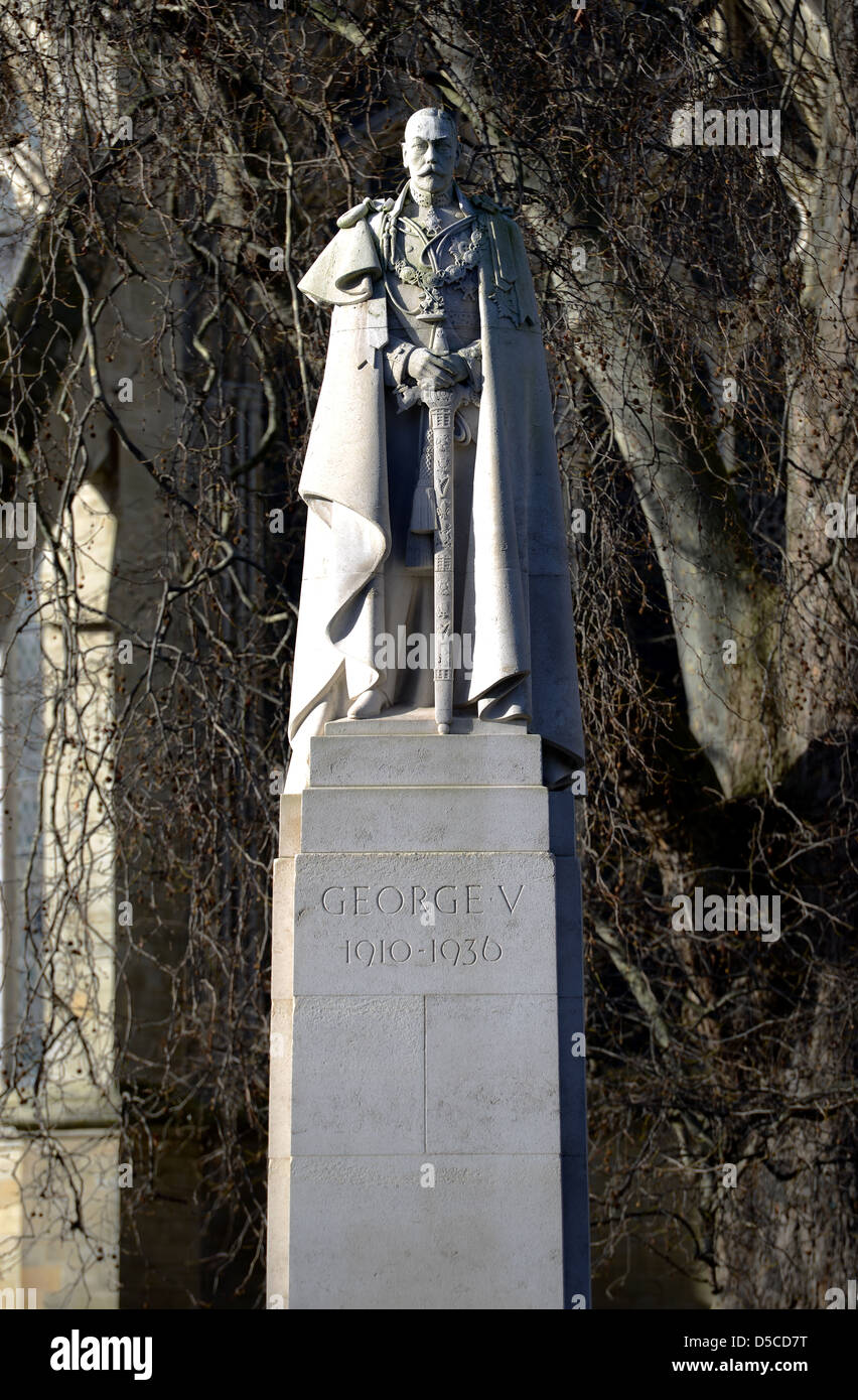 Re Giorgio V statua, Westminster, Londra, Gran Bretagna, Regno Unito Foto Stock