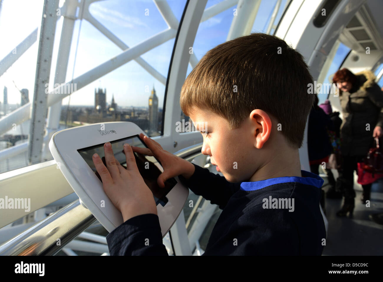 Millennium Wheel 'London Eye' figlio utilizzando la schermata interattiva all'interno, Londra, Gran Bretagna, Regno Unito Foto Stock