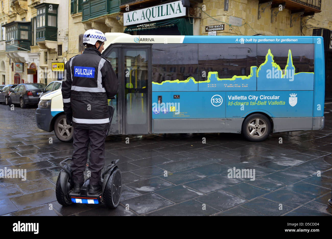 Funzionario di polizia dirigere traffico su un Segway a La Valletta, Malta. Foto Stock