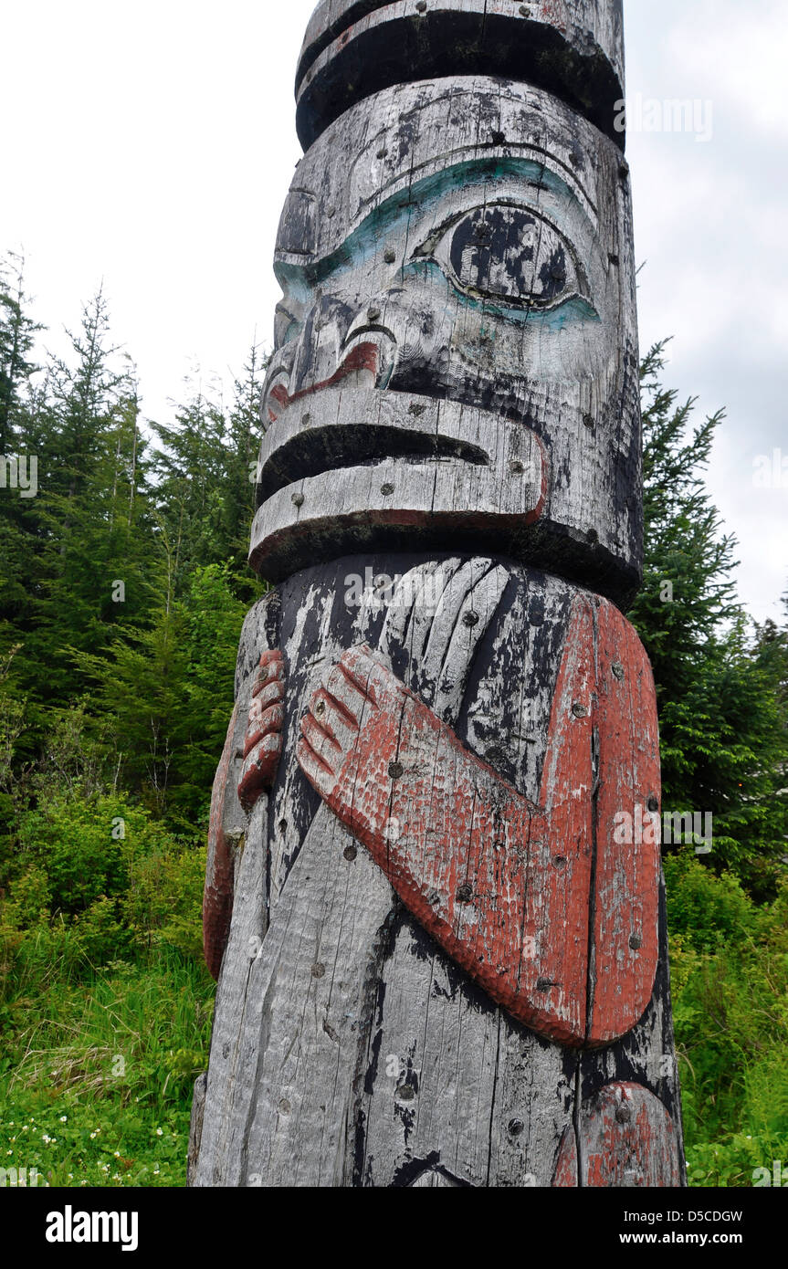 Tlingit totem pole in Kake, Alaska. A 132' è il più alto adeguatamente sanzionato totem pole nel mondo. Foto Stock