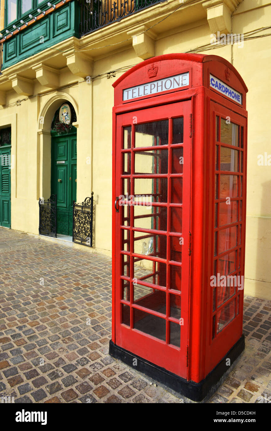 Il vecchio stile britannico casella Telefono a Marsaxlokk, Malta Foto Stock