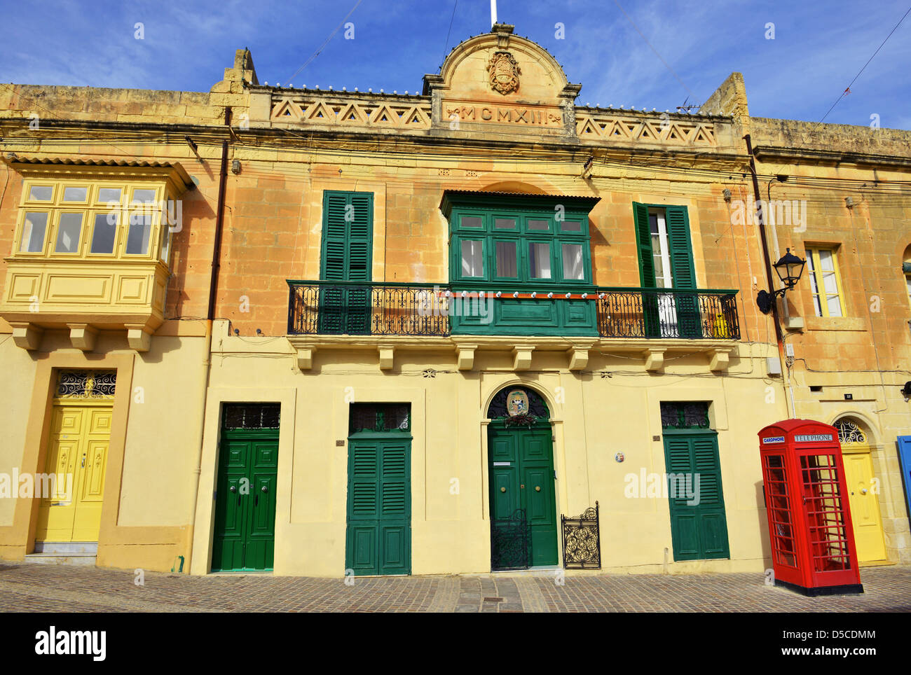 Il vecchio stile britannico casella Telefono a Marsaxlokk, Malta Foto Stock